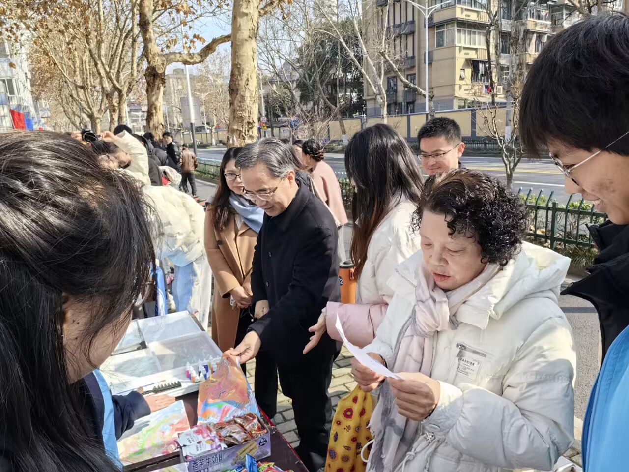 国产自拍
参加国产自拍
2024年“学雷锋一条街”活动