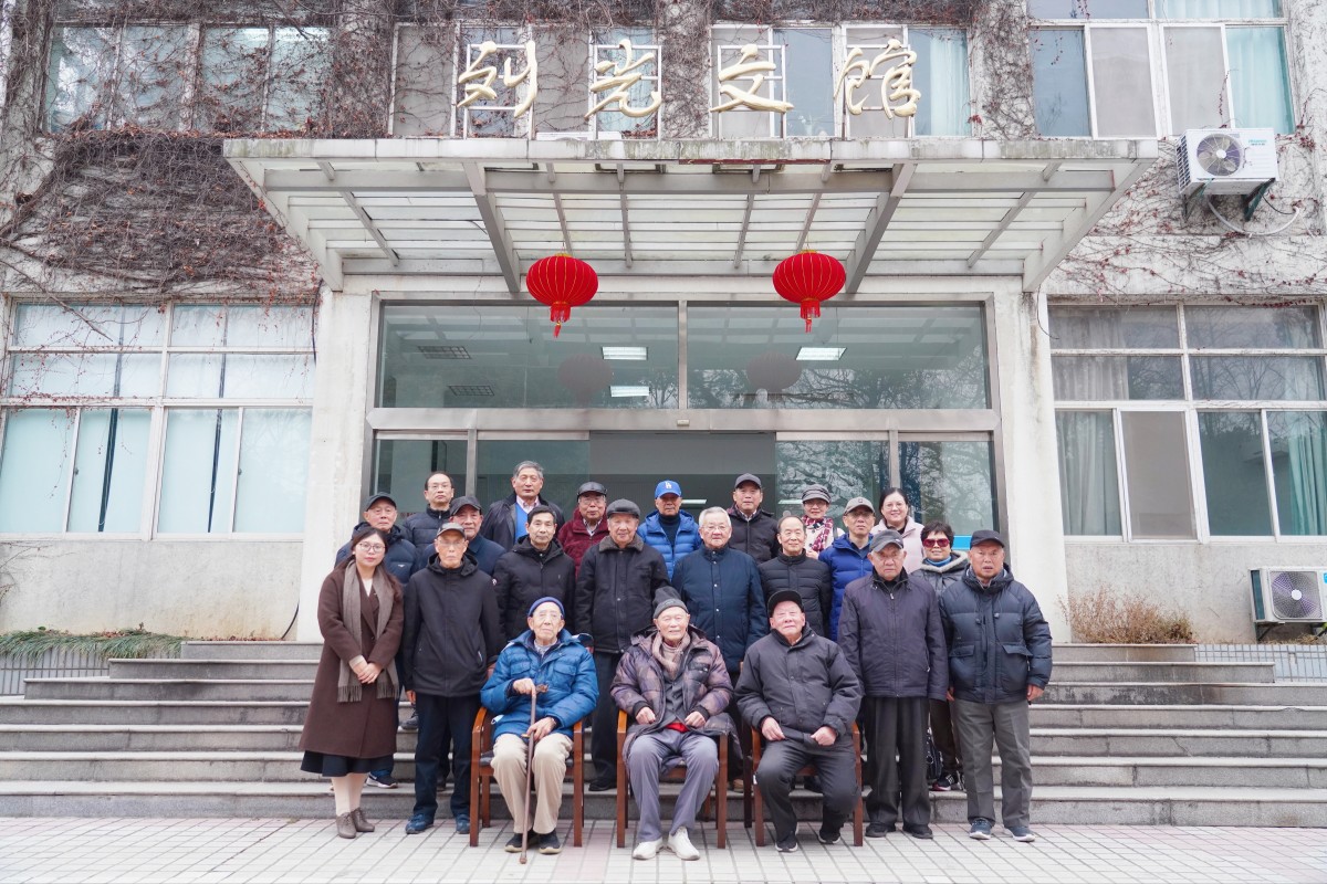 国产自拍
举办离退休教师2025 年新春座谈会
