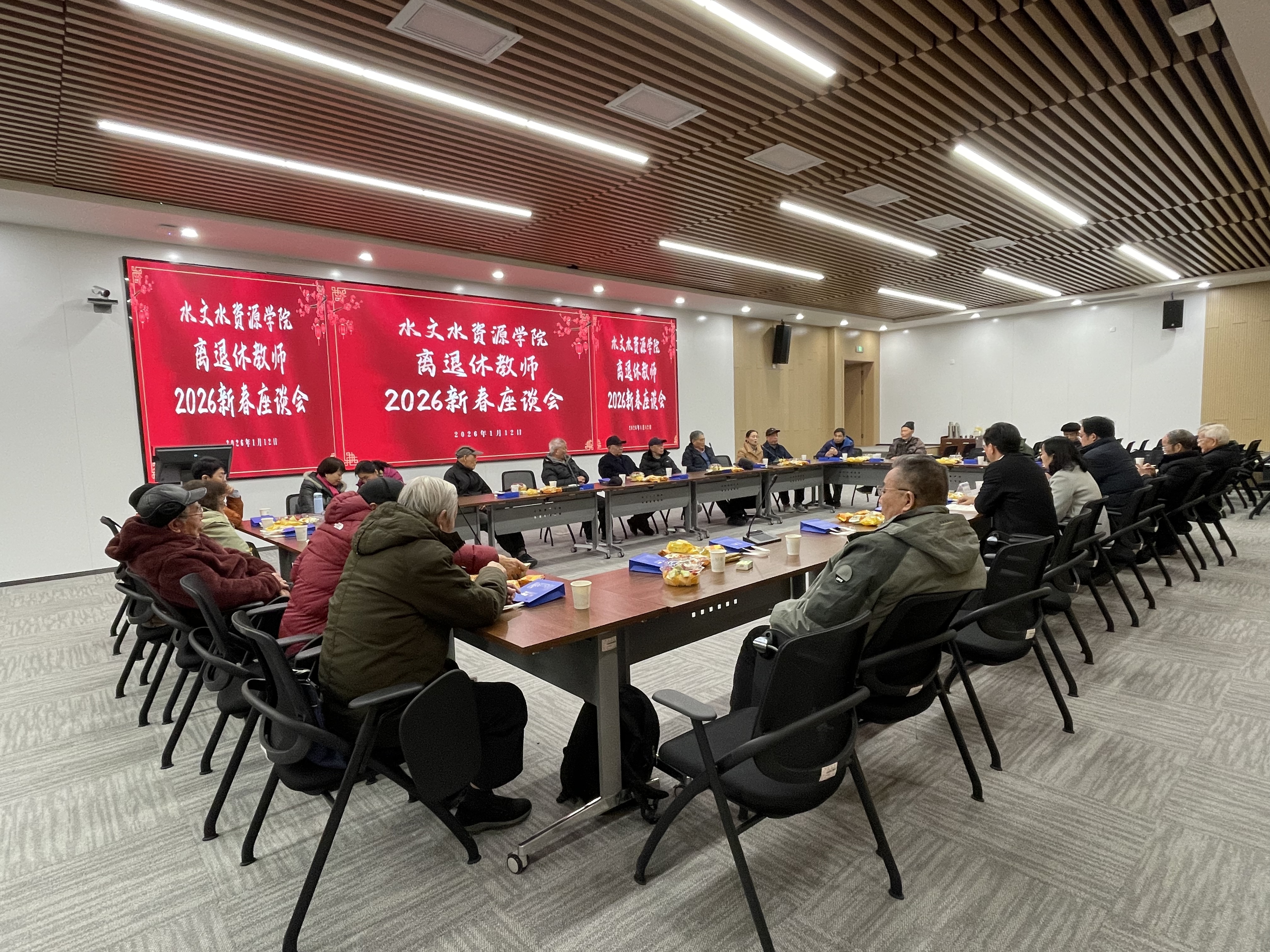 国产自拍
举办退休教师迎新春活动