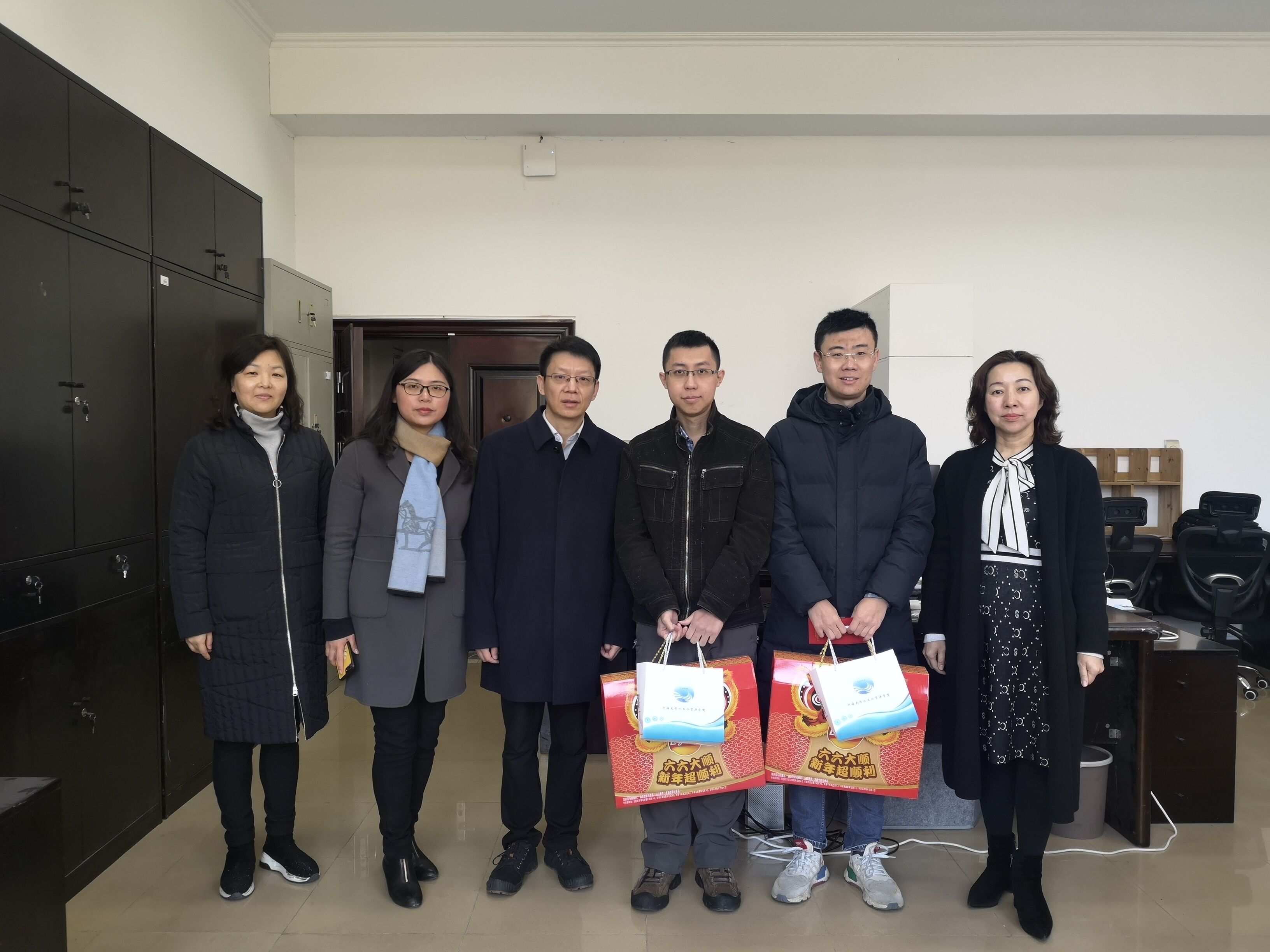 国产自拍
领导看望慰问留校师生