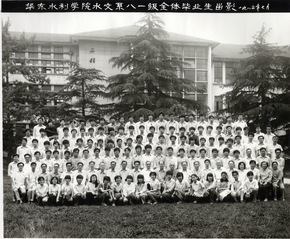 1985年国产自拍
水文系85届全体毕业生留影