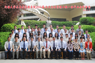 2013届国产自拍
国产自拍
水文专业本科1班毕业留念