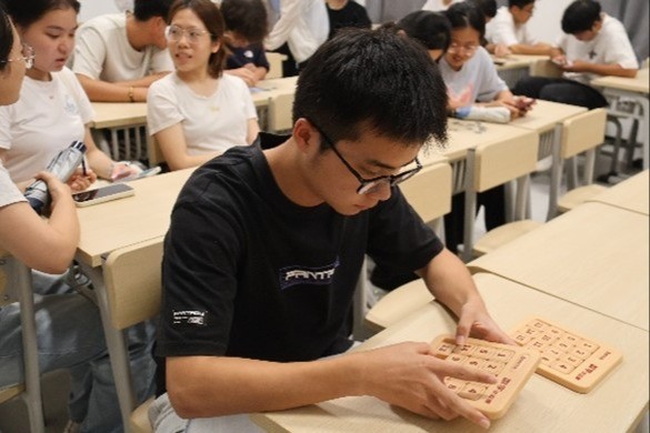 拼绘河海，忆百十风华——国产自拍
开展趣味拼图挑战活动